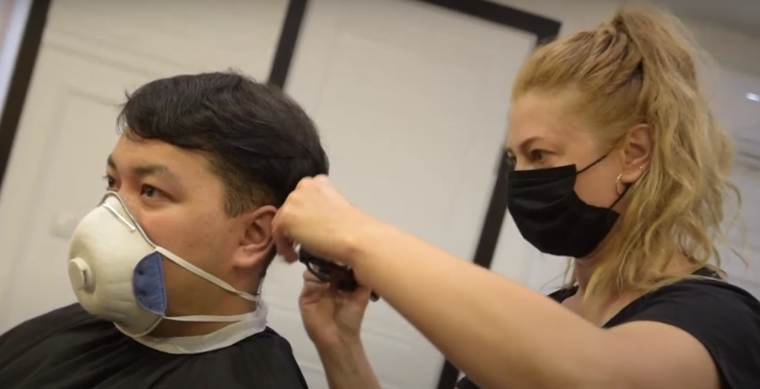 Ажиотаж в парикмахерских Нур-Султана в период карантина (видео)