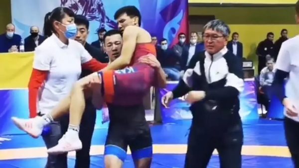 Казахстанский борец вынес травмированного соперника на руках после боя