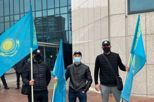 «Они растоптали честь казахов»: что происходит в Алматы