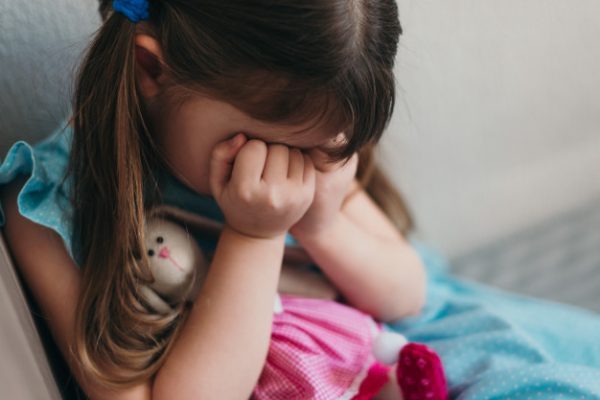 Мать выгнала 8-летнюю девочку раздетой на мороз в Нур-Султане