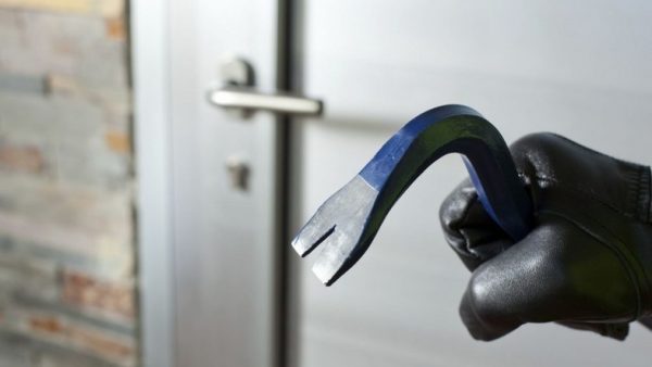 В Алматы разрешили взламывать двери нарушителям карантина