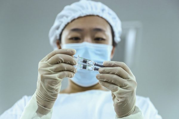Китайская вакцина от Sinopharm получила одобрение для выхода на рынок