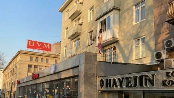 Когда муж вернулся. Висящего на балконе парня обсуждают в Казнете