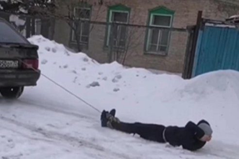 Павлодарца привязали за ноги к машине и прокатили по дороге