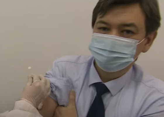 Вакцину от COVID-19 в Казахстане получили вице-министры здравоохранения