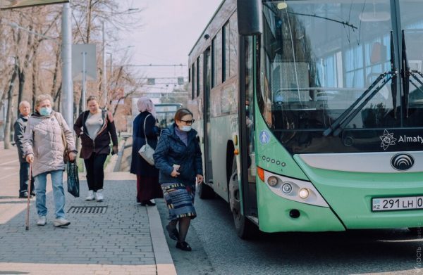 «Вы вообще в курсе, как живет простой народ?»: алматинка обратилась к главе Минздрава и главному санврачу города