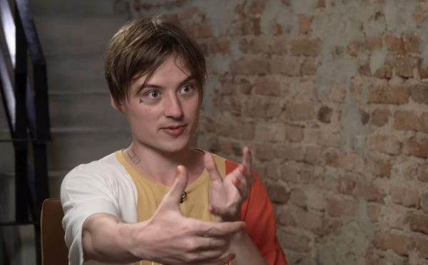 Дудь накрасил ногти с главной звездой украинского Youtube