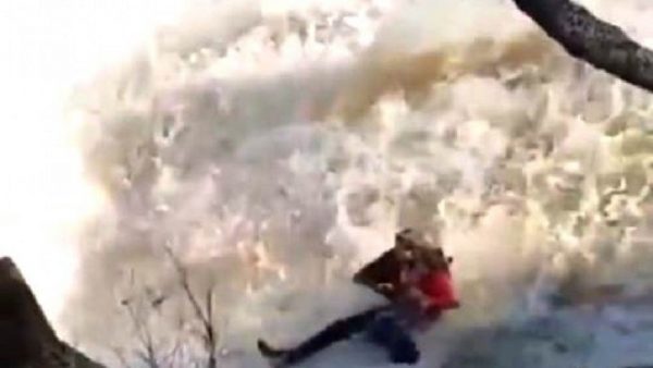 Отец с дочкой упали в водопад в Казахстане при попытке сделать фото