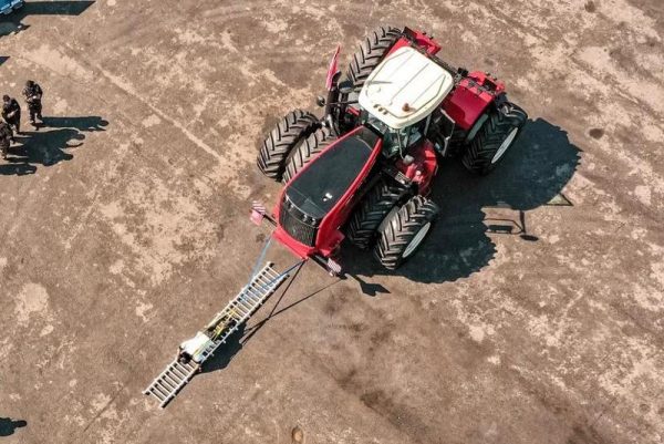 Казахстанский силач Сергей Цырульников протащил трактор весом в 24 тонны
