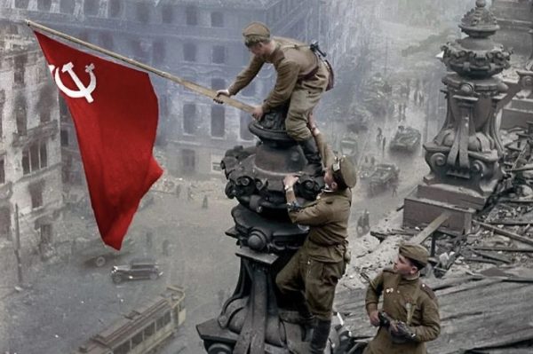 День в истории: 30 апреля 1945 года над Рейхстагом подняли Знамя Победы