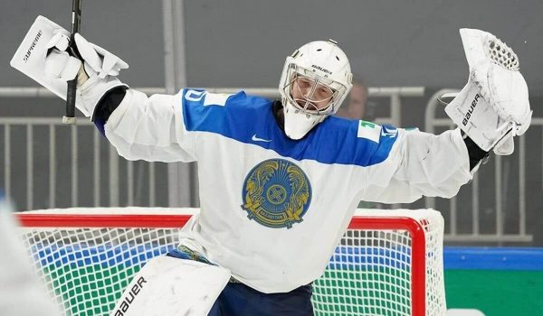 Хоккеист сборной Казахстана стал третьей звездой дня на чемпионате мира-2021