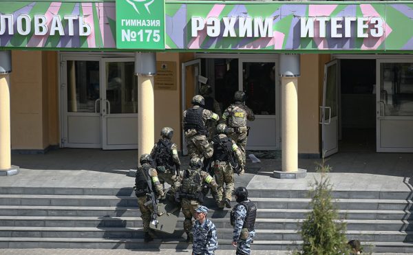 «Господи, там кто-то стреляет»: Записи испуганных очевидцев, оказавшихся рядом со школой в Казани
