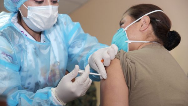 645 человек заболели COVID-19 после вакцинации в Казахстане