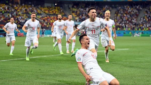 Швейцария впервые за 67 лет вышла в четвертьфинал крупного футбольного турнира