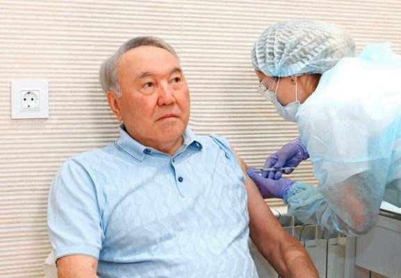 Назарбаев привился от коронавируса «Спутником V»