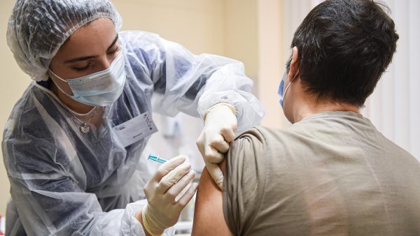Ученые объяснили, почему после вакцины некоторые чувствуют себя ужасно, а другим «хоть бы хны»
