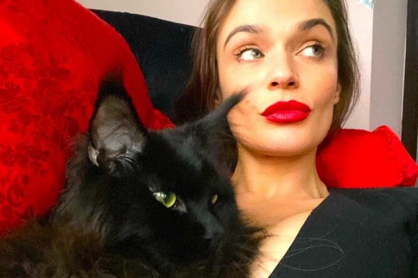 «Я тоже буду вашим котом»: Алена Водонаева покупает квартиру в ипотеку для своего питомца
