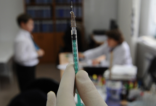 «Без согласия колют им вакцины»: скандал в одной из школ Нур-Султана сняли на видео