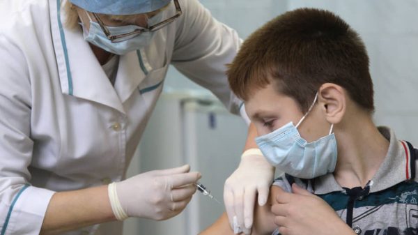 Вакцинация подростков в Казахстане: начнут с самых старших
