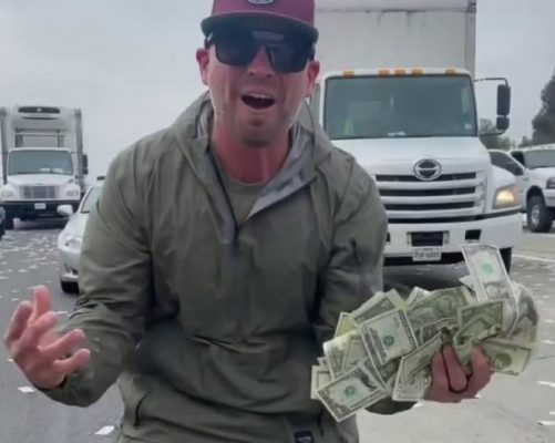 В США деньги рассыпались по дороге: люди не устояли перед искушением