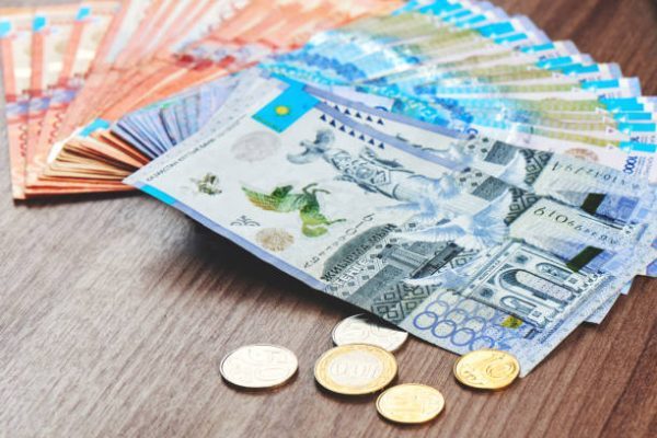 Аналитики дали прогноз по курсу доллара, цене нефти и инфляции в Казахстане в 2022 году