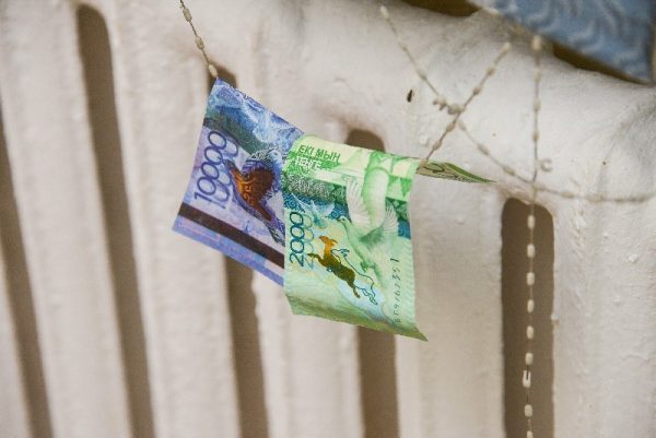 В Нацбанке сообщили, что делать с испорченными купюрами тенге
