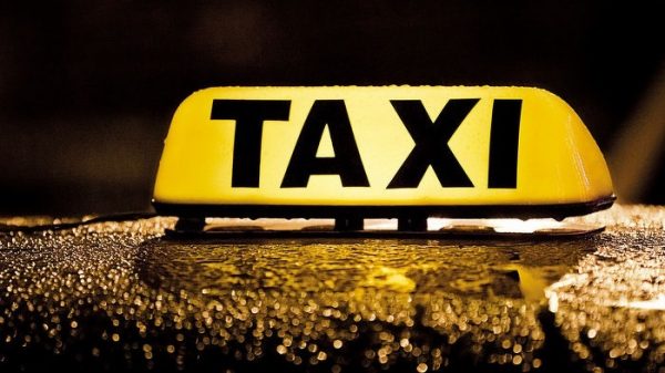 Казахстанским чиновникам хотят разрешить работать таксистами
