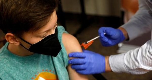 Минздрав сообщил, могут ли школьников вакцинировать без согласия родителей