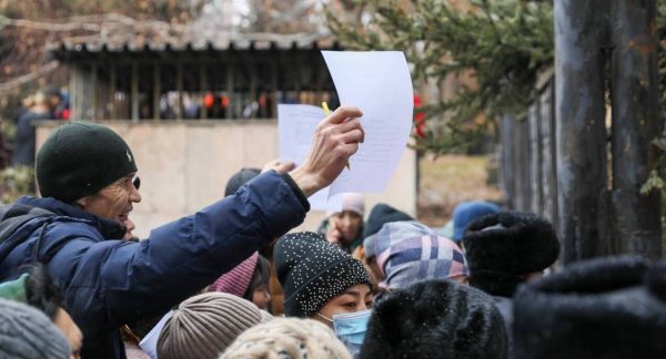 Списать кредиты: люди попытались прорваться в здание АРРФР в Алматы