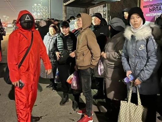 Сотрудники мэрии Бишкека вышли на рейд в костюмах из «Игры в кальмара»