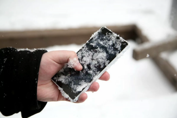 Смартфон упал в снег: какие могут быть последствия и как их избежать