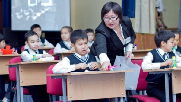 Учителям в Казахстане продолжат повышать зарплату в 2022 году