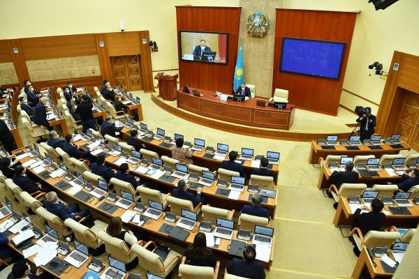 Токаев объявил пятилетний мораторий на повышение зарплат некоторых госслужащих