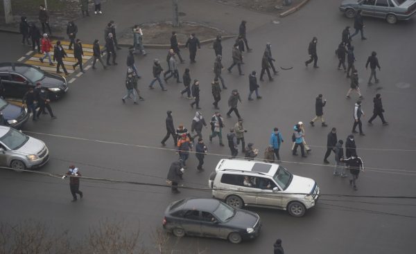 В Актобе протестующий на автомобиле наехал на силовиков — видео