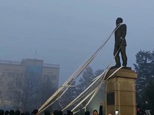 Памятник Назарбаеву сносят в столице Алматинской области