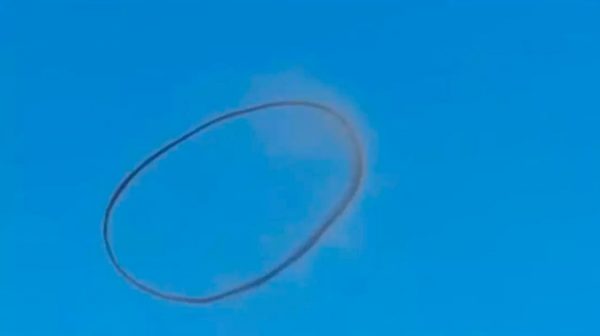 Казахстанцев напугало появление черного кольца в небе — видео