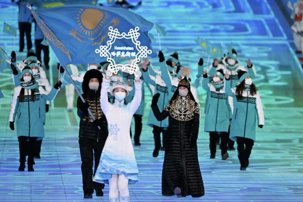 Костюмы казахстанских знаменосцев в Пекине признали лучшим за всю историю зимних Олимпийских игр