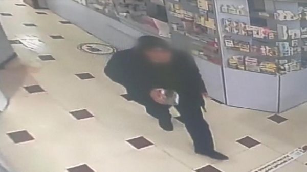 Мужчина украл ящик с пожертвованиями из магазина и попал на видео