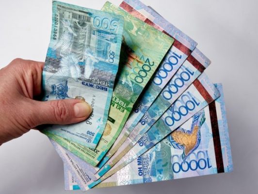 В Казахстане ввели мораторий на повышение зарплат министров, акимов и депутатов