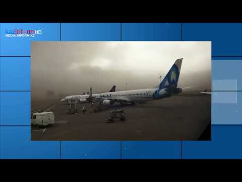 Самолет развернуло ветром в аэропорту Алматы (видео)