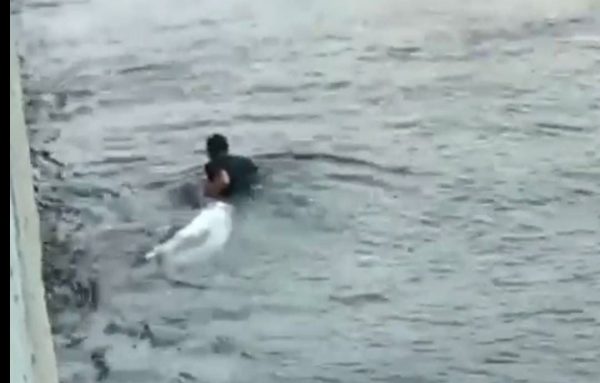 Настоящий герой Актау! В Сети появилось видео спасения тонущей в море женщины