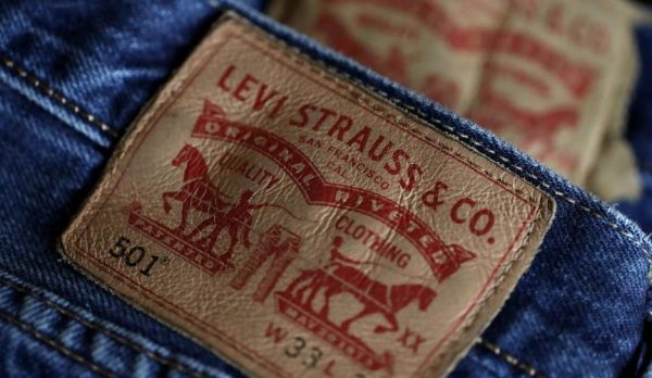 Зачем на заднюю часть джинсов уже более 100 лет крепят эту кожаную этикетку