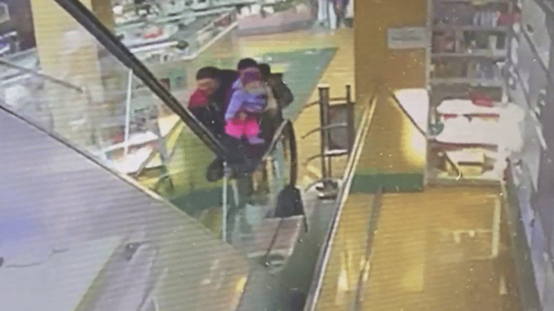 «Стало плохо от увиденного». Мать выронила девятимесячную дочь с эскалатора в Уральске