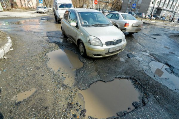Токаев приказал наказать чиновников за срыв ремонта дорог в ЗКО
