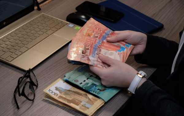 Halyk Bank выкупил у СберБанка часть кредитов: что изменится для казахстанских заемщиков