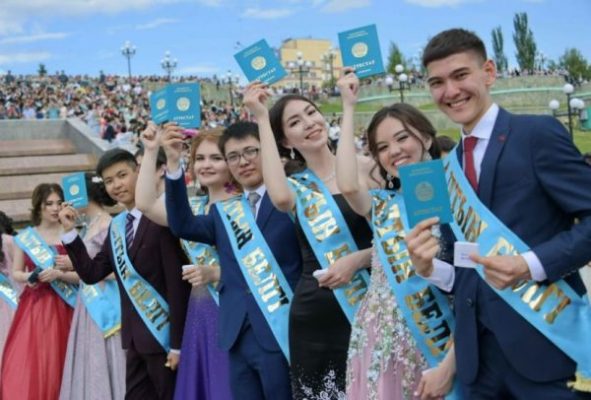 Шикарные платья и лимузины не рекомендуем: МОН о выпускных в Казахстане