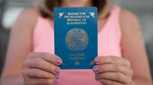 Из Казахстана выдворили женщину, имевшую тройное гражданство