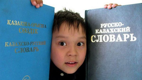 В межалисе пояснили слухи о снятии с русского языка статуса официального
