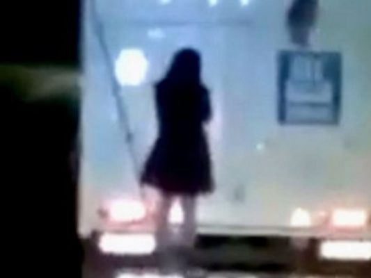 Призрачная попутчица прокатилась на фуре по ночной дороге, попав на видео (видео)