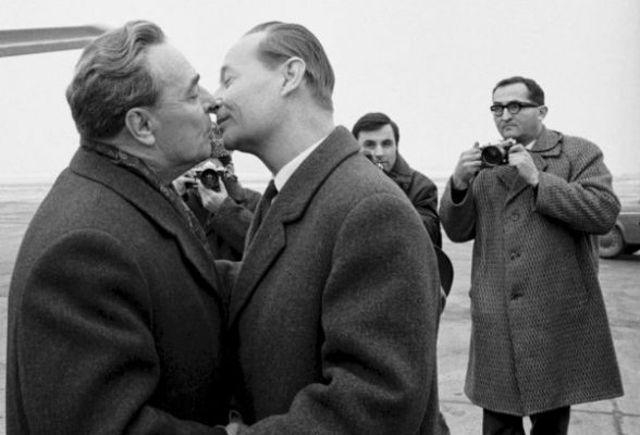 Поцелуи Брежнева – странный символ эпохи. Однажды у президента Югославии треснула губа, а Фидель Кастро отмазался сигарой